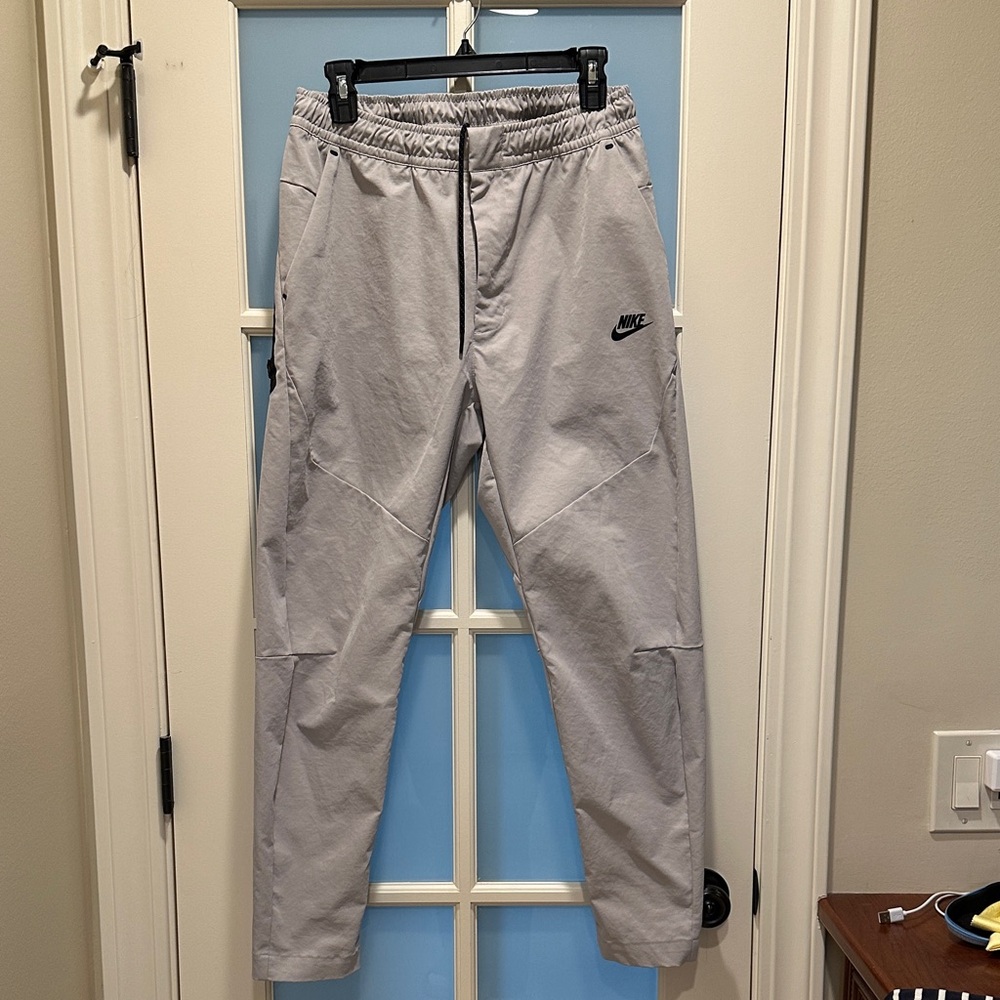 Nike Men's Woven Tech Light Gray Pants size Medium